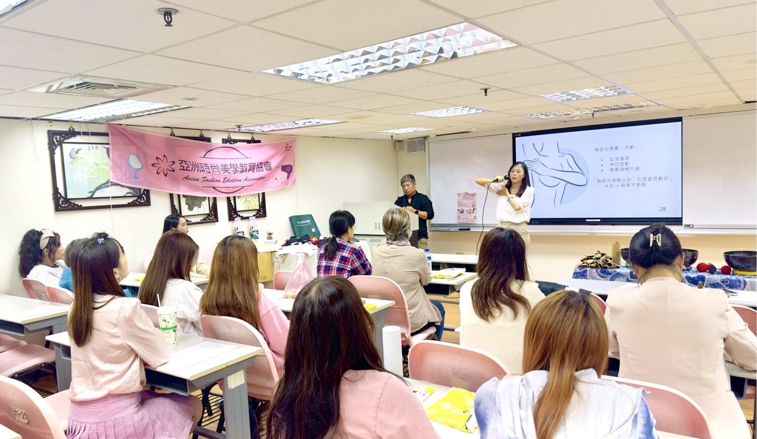 母親節前夕板橋掀粉紅熱潮!賴淑卿領軍推「愛的頻率」女性健康活動 跨界師資打造全方位療癒體驗 「愛的頻率・粉紅守護日」活動現場,講師進行女性健康課程講解,吸引學員專注聆聽,現場氣氛溫馨熱絡,成功提升板橋地區女性健康意識。(圖/主辦單位提供)