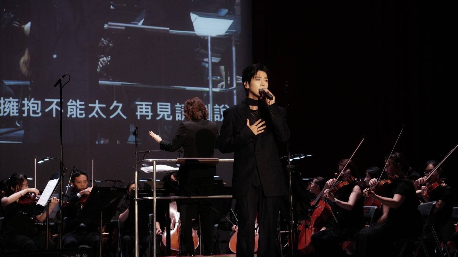 畢書盡、羅時豐接連開唱!從歌劇魅影到當代流行!「麗富康」打造史詩聽覺盛宴 壓軸登場的Bii 畢書盡,演唱動力火車的《彩虹》,以及個人代表作《轉身之後》、《Come back to me》與《勢在必行》,溫柔聲線將情感層層堆疊。(圖/麗富康提供)