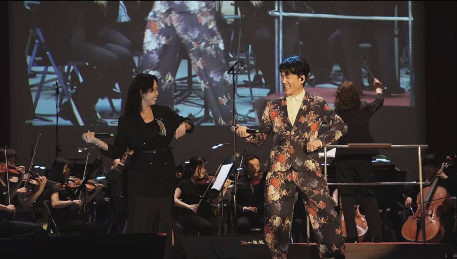 畢書盡、羅時豐接連開唱!從歌劇魅影到當代流行!「麗富康」打造史詩聽覺盛宴 羅時豐(右)演唱〈小姐請你給我愛〉時更特別邀請經銷商上台對唱,瞬間點燃全場氣氛、歡呼聲不斷。(圖/麗富康提供)