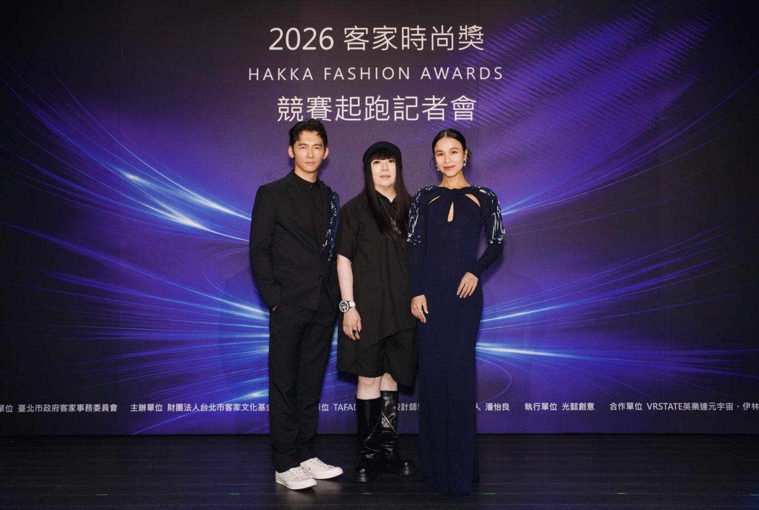 「2026客家時尚獎」啟動!潘怡良打造台北時尚新平台 青年設計師競逐百萬獎金 本屆客家時尚獎由國際知名服裝設計師潘怡良(中)擔任總策展人,量身打造時尚展演揭開活動序幕。(圖/北市府客委會提供)