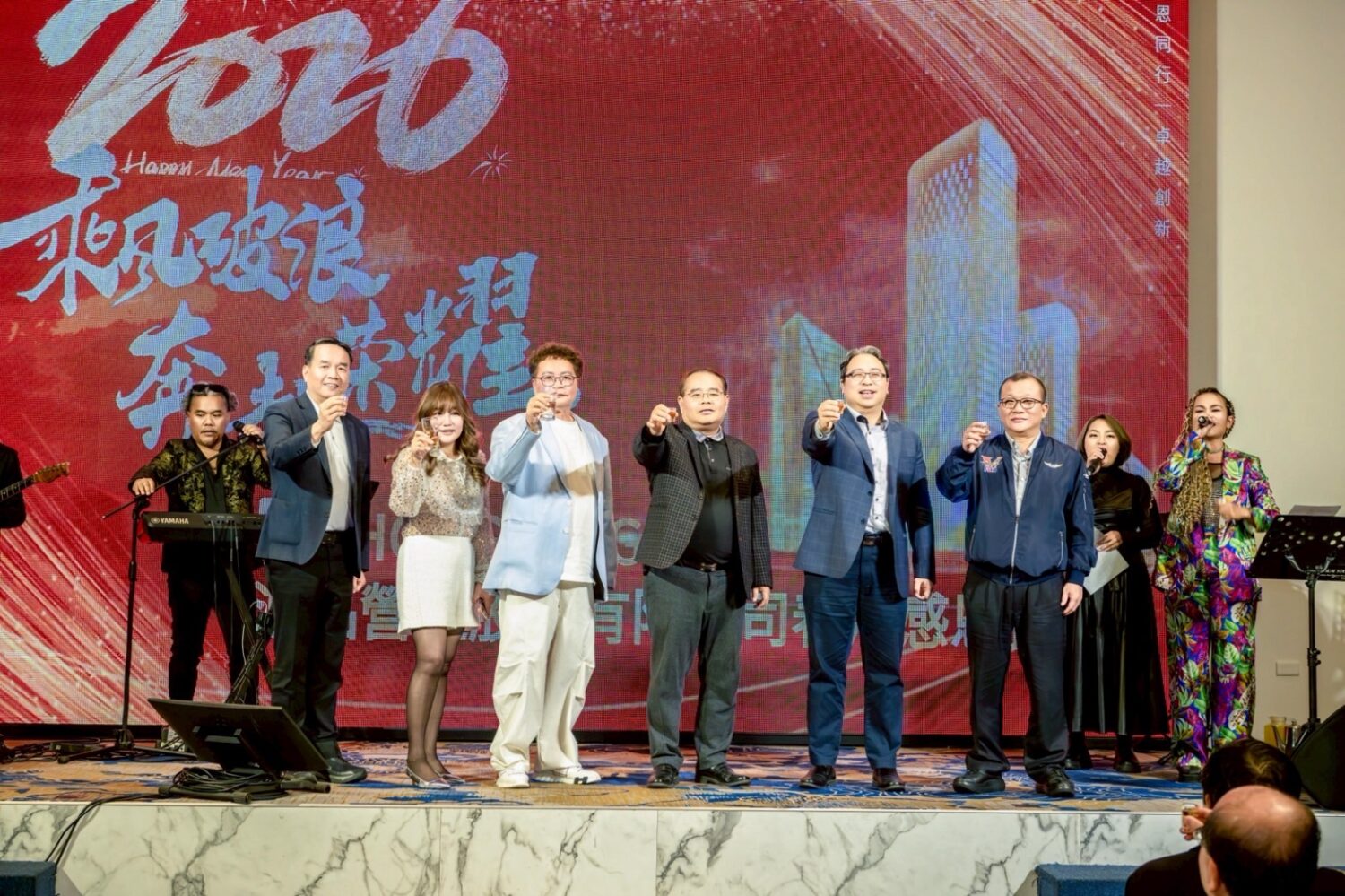 凝聚戰力再創高峰!鴻品營造春酒盛宴展現團隊向心力與未來企圖 右一:第一郵聯通運公司 駱啓明、右二: 現任法務部政務次長 黃世杰、中間:鴻品營造公司 李傳合、左一:現任國立體育大學校長為邱炳坤教授、左三:鴻品營造(股)公司 總經理 賈凱傑共同舉杯期許新的一年鴻品營造再創高峰。(記者徐煜勝翻攝)