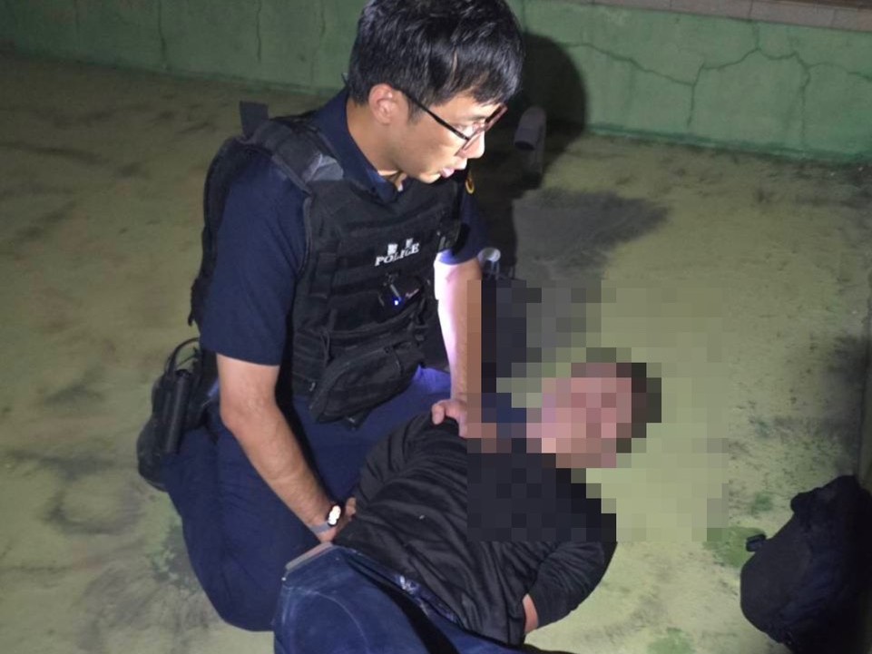 岡山警展現「高效率」頂樓搜捕火速緝獲竊盜慣犯 岡山警展現「高效率」頂樓搜捕火速緝獲竊盜慣犯