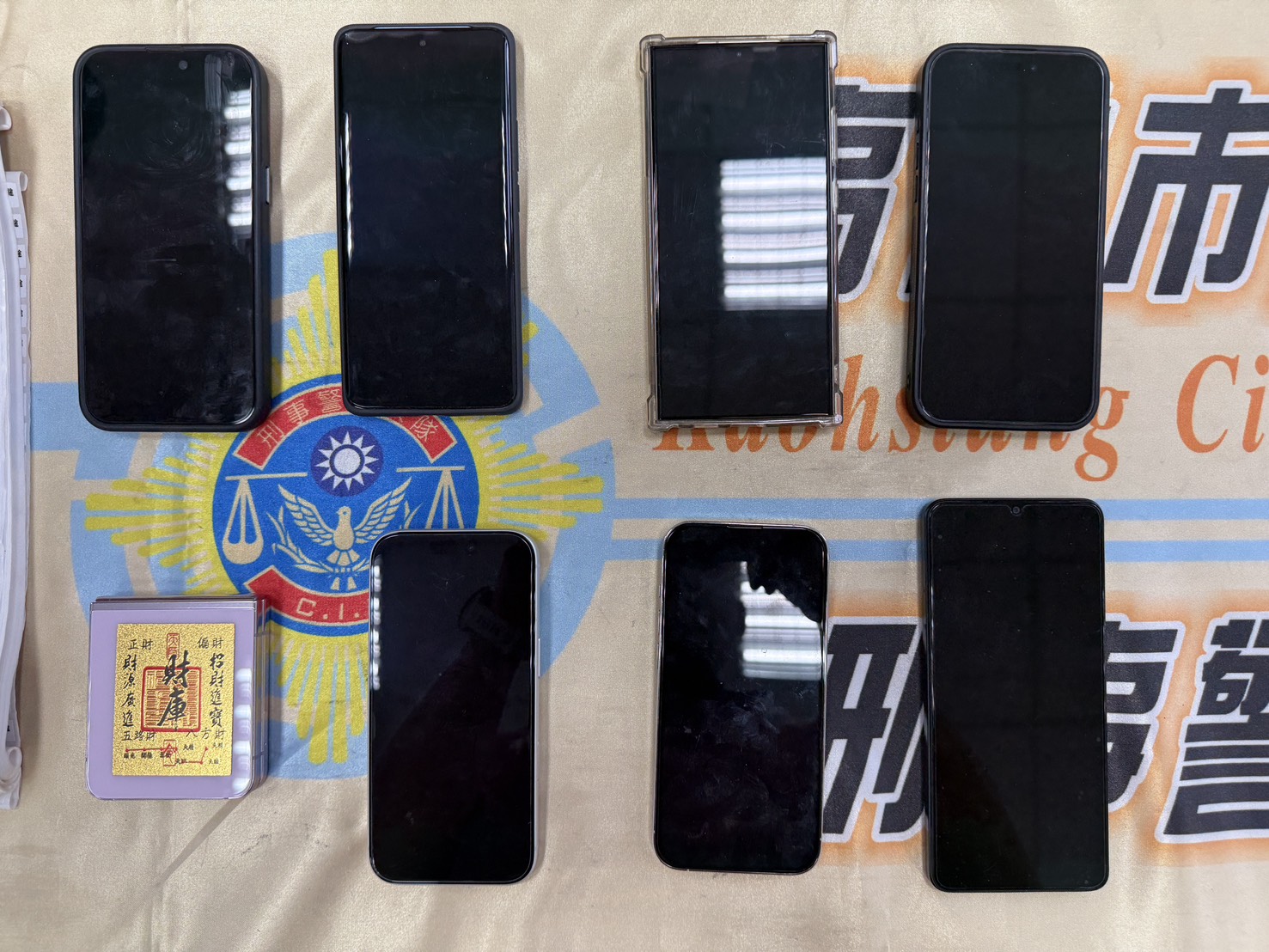 普發一萬倒數!「假檢警」詐騙升溫 高雄警破8人集團 普發一萬倒數!「假檢警」詐騙升溫 高雄警破8人集團