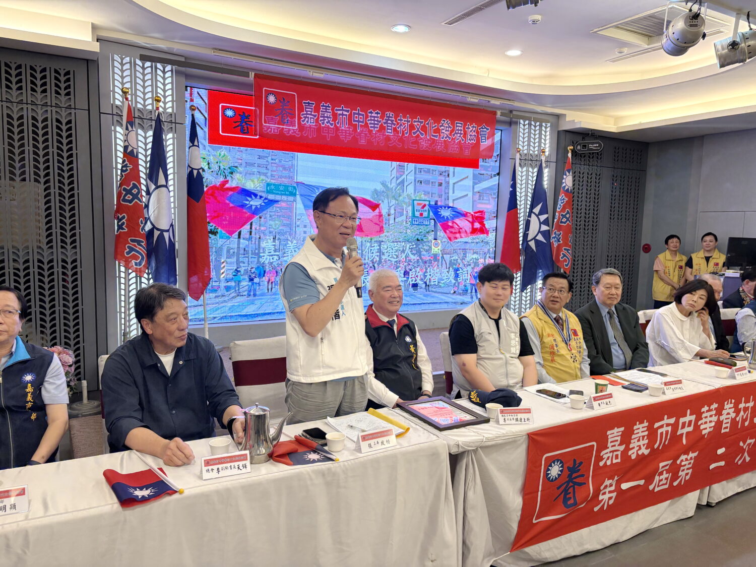 趙怡、季麟連南下嘉義站台 「眷村文化協會」大會高喊團結支持張啓楷 張啓楷指出,自己擔任立委任內,受到許多眷村長輩照顧與鼓勵,也因此更加體會眷村文化所代表的責任感、家國情懷與穩定力量。(圖/民眾黨嘉義黨部)