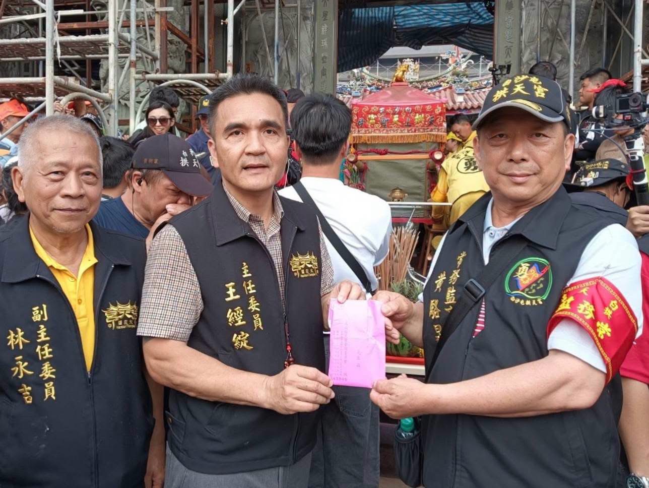 梧棲浩天宮首迎白沙屯媽 「粉紅超跑」停駕引爆信眾沸騰朝聖潮 梧棲浩天宮首迎白沙屯媽 「粉紅超跑」停駕引爆信眾沸騰朝聖潮