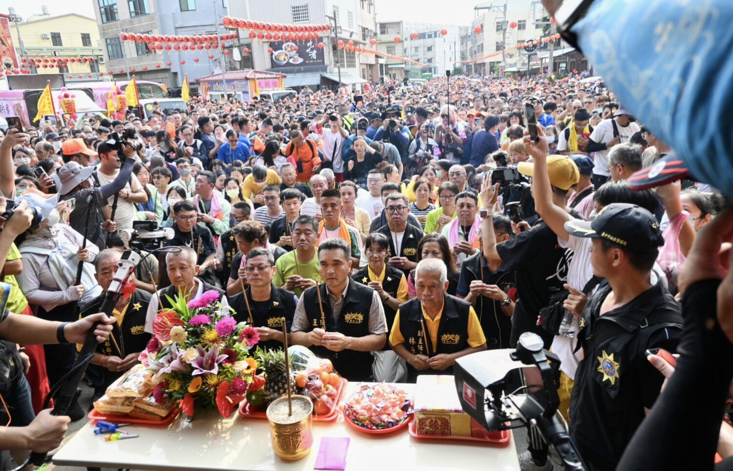 梧棲浩天宮首迎白沙屯媽 「粉紅超跑」停駕引爆信眾沸騰朝聖潮 罕見的「雙媽會」盛況,王經綻率領浩天宮人員及信眾持香祭拜。(圖/浩天宮)