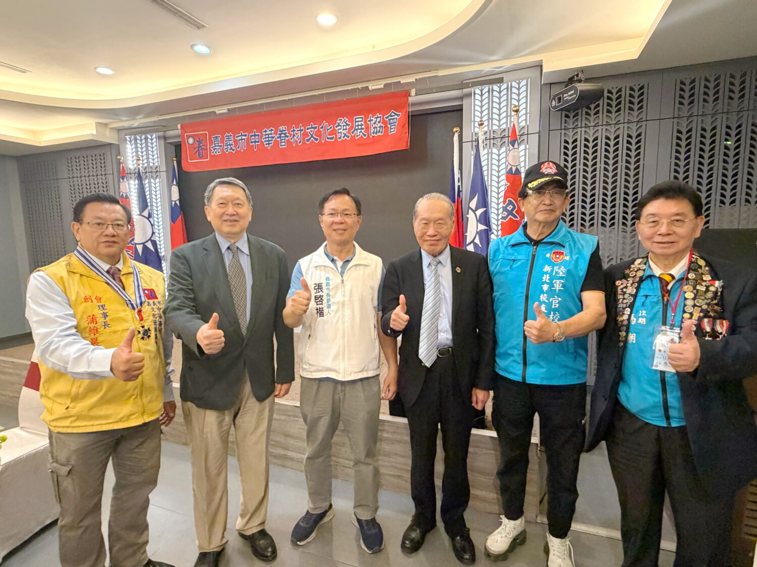 趙怡、季麟連南下嘉義站台 「眷村文化協會」大會高喊團結支持張啓楷 前陸軍總司令陳鎮湘上將(左3)現身代表軍方退休系統力挺藍白合共推的嘉義市長參選人張啓楷。(圖/民眾黨嘉義黨部)