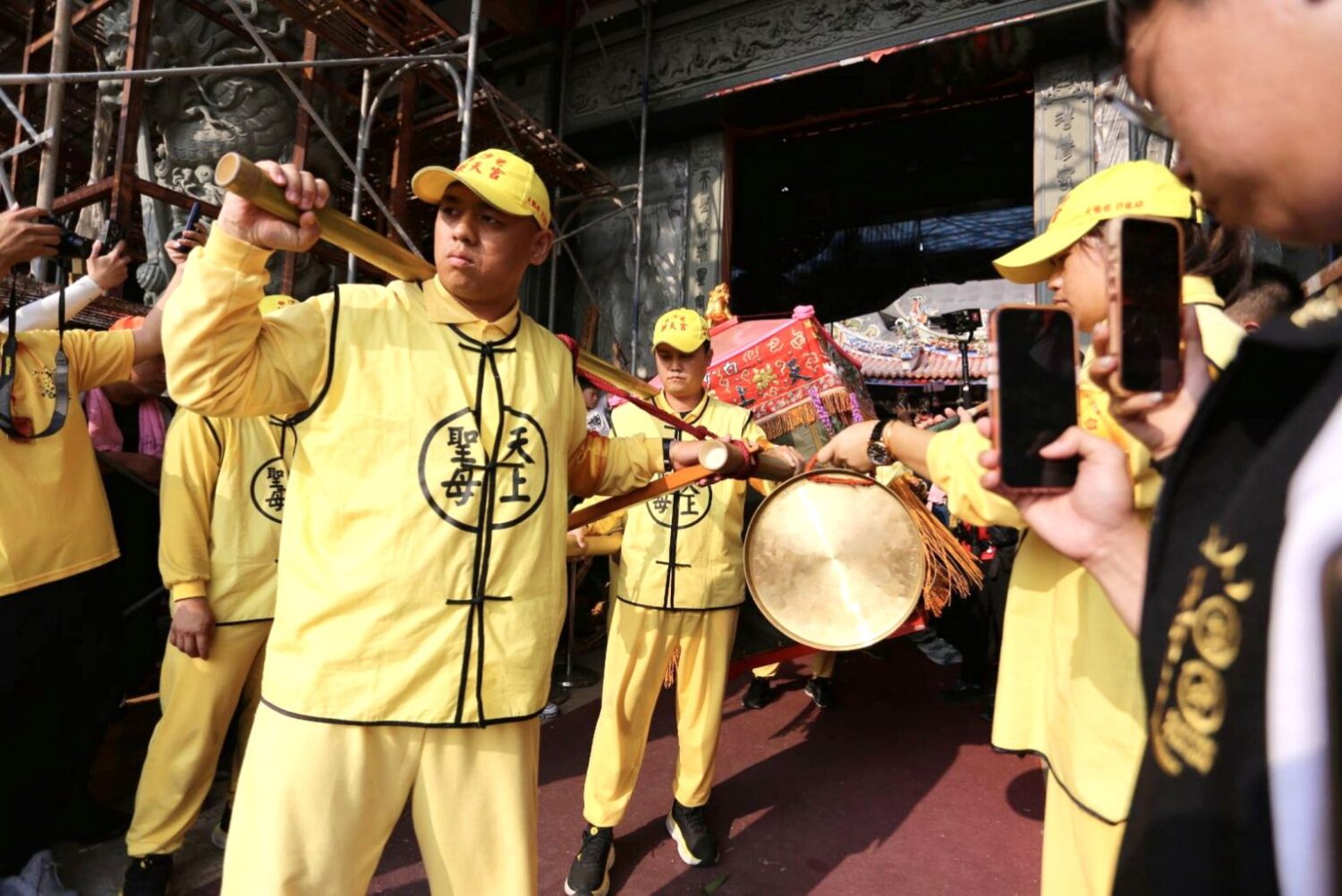 梧棲浩天宮首迎白沙屯媽 「粉紅超跑」停駕引爆信眾沸騰朝聖潮 「粉紅超跑」鑾轎傍晚首度衝進擁有303年歷史的台中市梧棲區大庄浩天宮停駕。(圖/浩天宮)