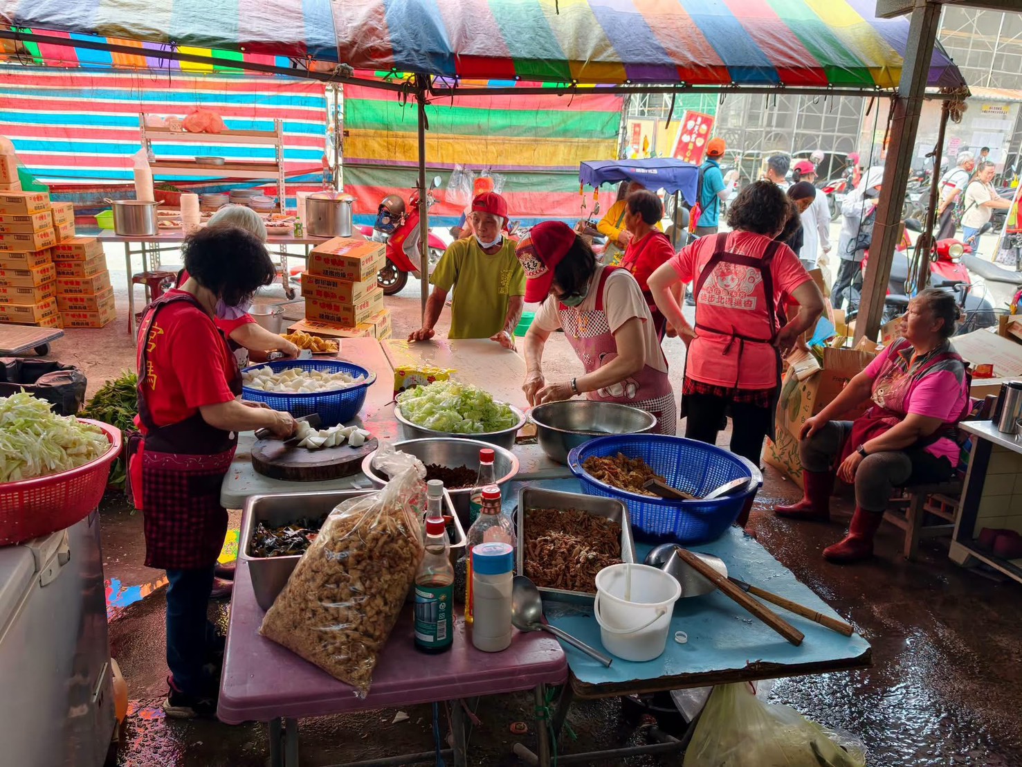 梧棲浩天宮首迎白沙屯媽 「粉紅超跑」停駕引爆信眾沸騰朝聖潮 喜迎「粉紅超跑」鑾轎引來的大量香客,浩天宮廟方義工忙得不亦樂乎。(圖/浩天宮)