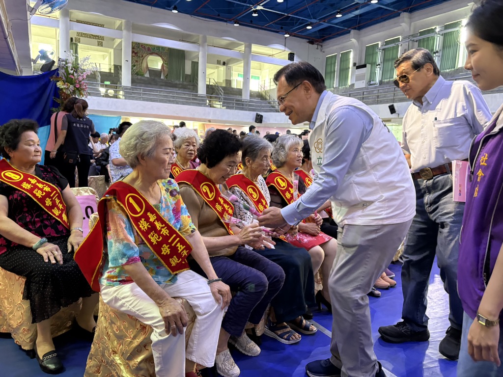 出席「模範母親表揚大會」致敬母愛力量 張啓楷:堅定付出讓嘉義市更溫暖、更有力量 藍白共推推嘉義市長參選人張啓楷送上康乃馨向獲表揚模範母親致敬。(圖/民眾黨嘉義黨部)