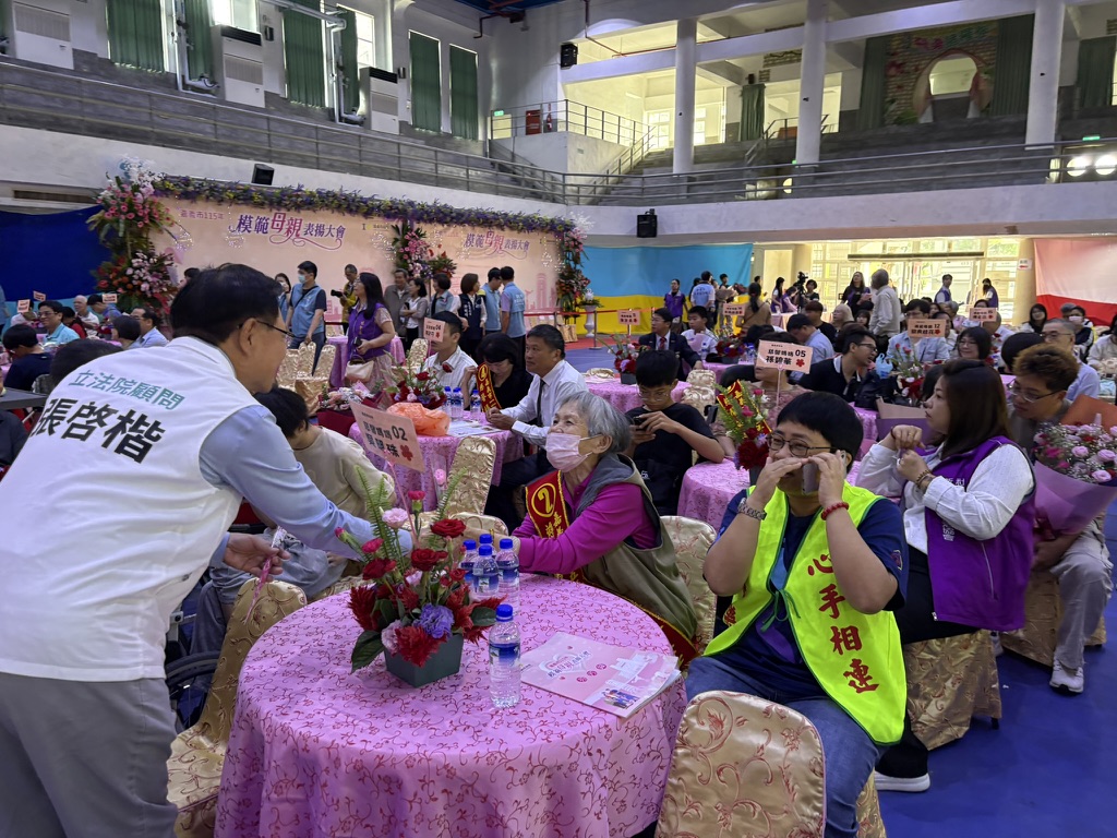 出席「模範母親表揚大會」致敬母愛力量 張啓楷:堅定付出讓嘉義市更溫暖、更有力量 藍白共推推嘉義市長參選人張啓楷逐一送上康乃馨向獲表揚模範母親致敬。(圖/民眾黨嘉義黨部)