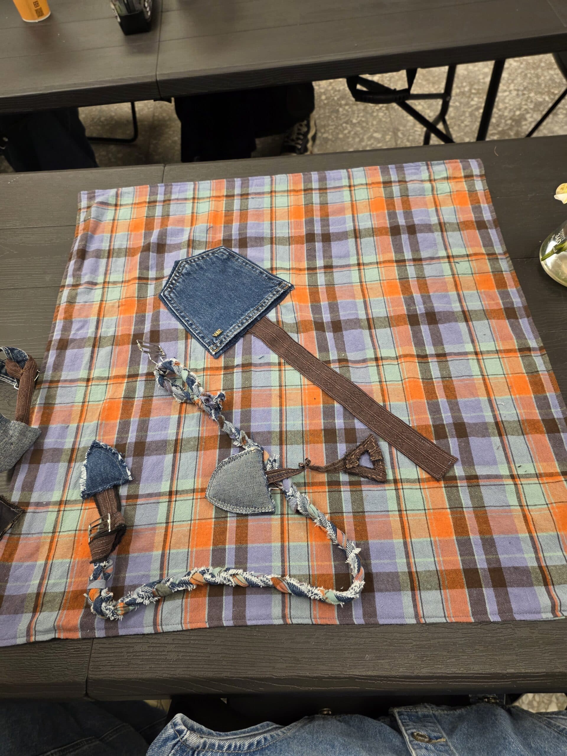 化善意為創意: 「超人披肩」實作中探問舊衣循環新可能 化善意為創意: 「超人披肩」實作中探問舊衣循環新可能