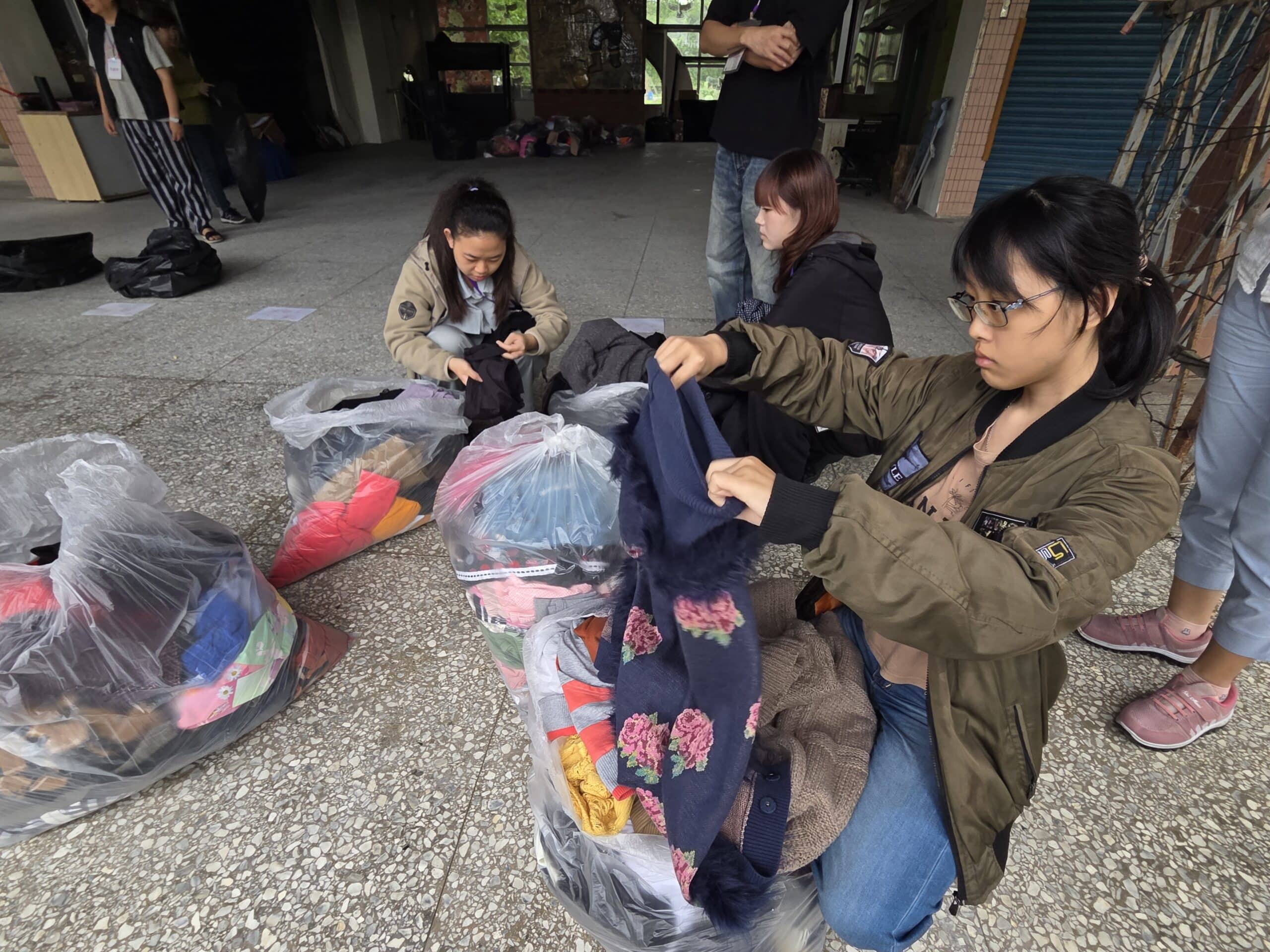 化善意為創意: 「超人披肩」實作中探問舊衣循環新可能 化善意為創意: 「超人披肩」實作中探問舊衣循環新可能