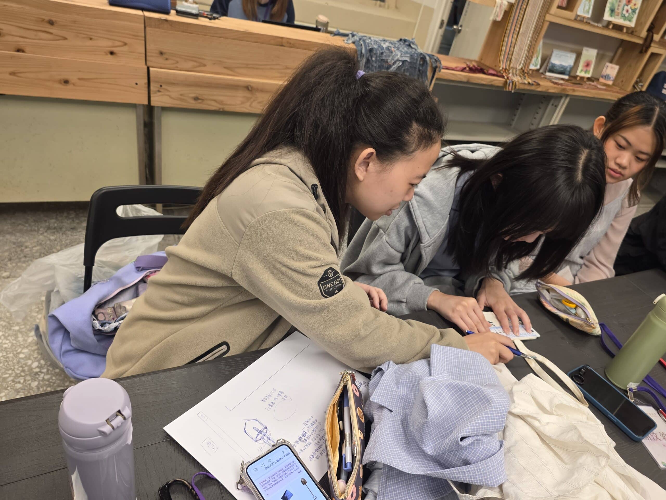 化善意為創意: 「超人披肩」實作中探問舊衣循環新可能 化善意為創意: 「超人披肩」實作中探問舊衣循環新可能