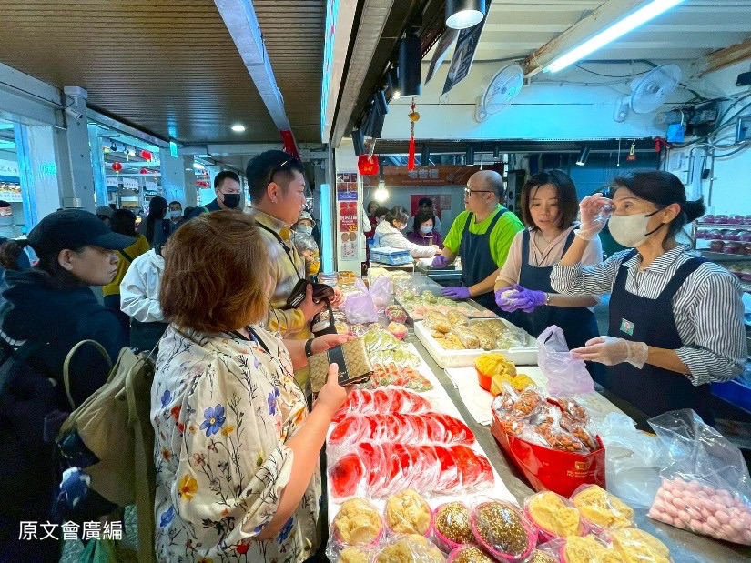 原文會將進駐桃園!3位原民藝術家走讀在地 採集「千塘之鄉」故事 團隊走入桃園南門市場與巷弄中,挖掘桃園在地傳統飲食及市場變遷中的兒時記憶。(圖/原文會 提供)