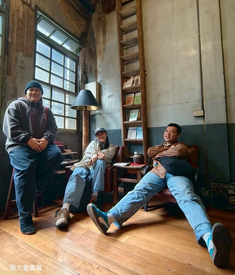 原文會將進駐桃園!3位原民藝術家走讀在地 採集「千塘之鄉」故事 本次計畫邀請三位藝術家,包括:擅長複合媒材的賽德克族藝術家SiyatMoses阮原閩(右)、專精版畫的布農族藝術家Ali Istanda胡家瑜(左),以及擅長行為藝術的賽夏族創作者maya' a taboeh hayawan羅媛(中)。(圖/原文會 提供)