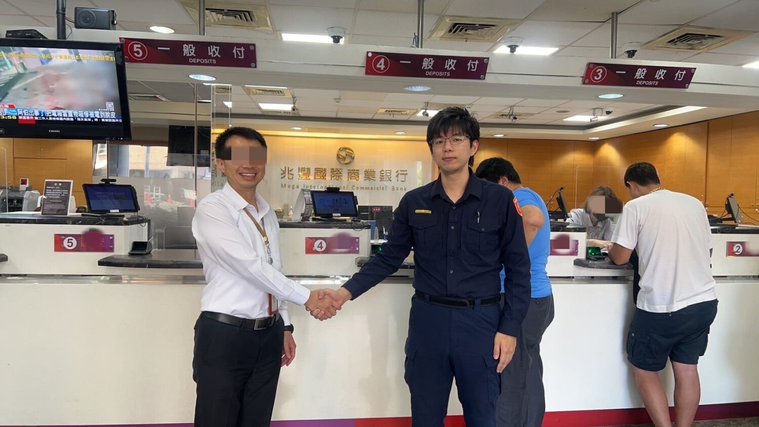中壢男深陷詐騙不自知 警拆解手法守住民眾200萬台幣 成功攔阻詐騙案發生,兆豐銀行中壢分行副理致上感謝,表示好在警方及時趕來,才能守住民眾財產。(記者翻攝)