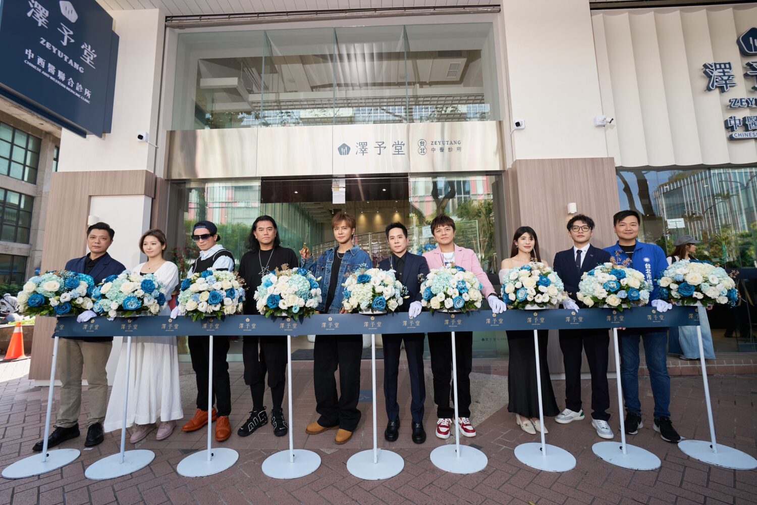 展現對家庭的責任感!歌手曾治豪甩肉15公斤 演藝事業再出發! (右四)曾治豪出席中醫「澤予堂」台北旗艦店開幕典禮,感謝恩人(右五)陳立哲總院長助他找回自信。(圖/澤予堂 提供)