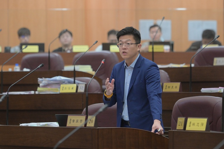 智慧手錶好運專車入題 市議員黃家齊要求補足照護斷點 智慧手錶好運專車入題 市議員黃家齊要求補足照護斷點