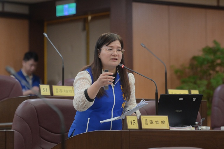 高齡換照宣導待加強 市議員張桂綿呼籲市府重視電網穩定 高齡換照宣導待加強 市議員張桂綿呼籲市府重視電網穩定