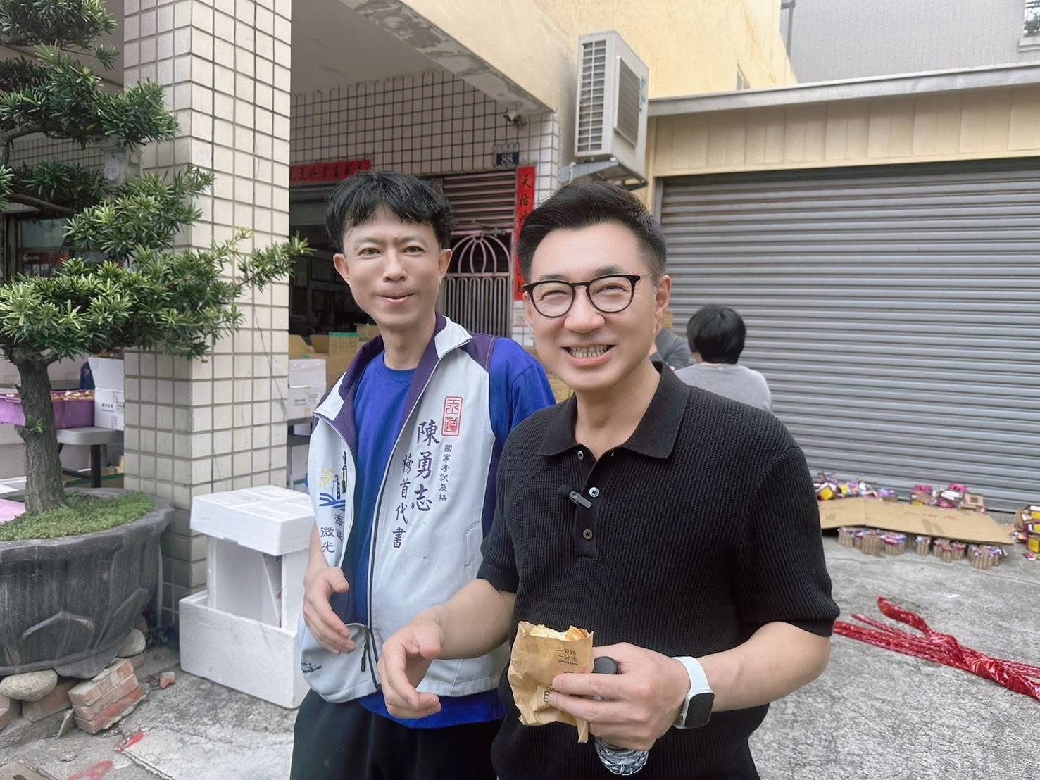 「不是稅額問題而是課錯人!」榜首地政士陳勇志槓上巨額稅單 訴願攻防持續中 陳勇志與立法院副院長江啟臣,分享專業工作不只是處理文件,更是在複雜制度中協助民眾守住合法權益。(圖/王道地政士法律聯合事務所提供)
