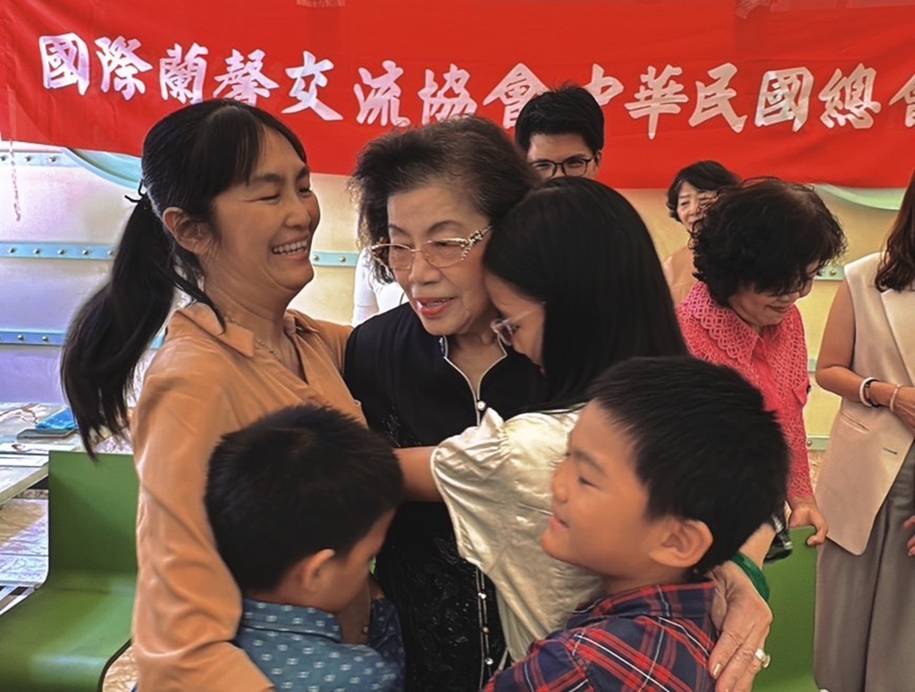 蔡鈴蘭號召蘭馨姊妹送暖 沈湘馨徒步環島見證「女人幫助女人」力量 蔡鈴蘭號召蘭馨姊妹送暖 沈湘馨徒步環島見證「女人幫助女人」力量