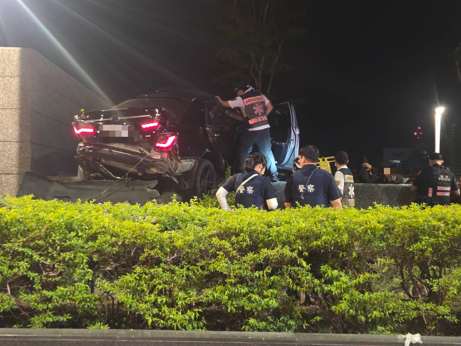 高雄凌晨「酒駕」連環爆 3小時發生2起撞爛無辜路邊車 高雄凌晨「酒駕」連環爆 3小時發生2起撞爛無辜路邊車