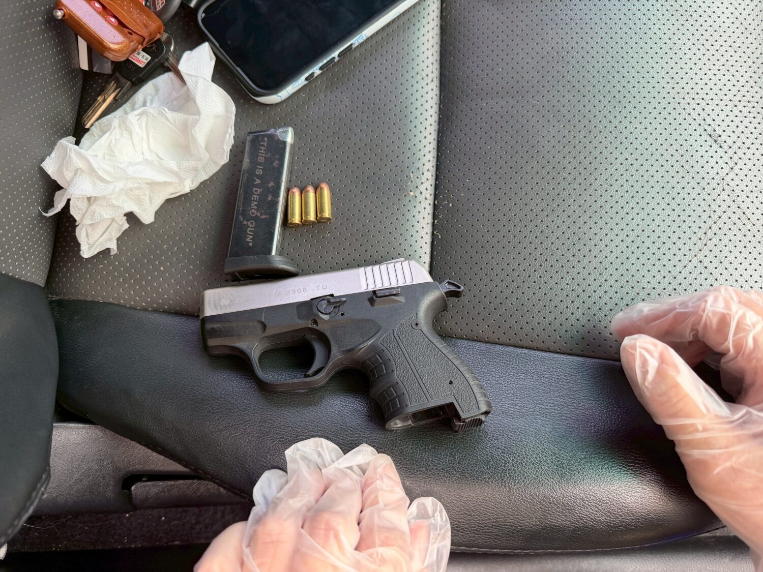 中壢警雷霆專案強力掃蕩! 破百件刑案逮32名通緝犯 中壢分局興國派出所昨(2)日巡邏時,發現一名李姓男子酒醉違規停車並昏睡在車內,且副駕駛座位就放著一把改造手槍,最終當場查獲改造手槍1把、子彈及毒品彩虹煙等。(記者翻攝)