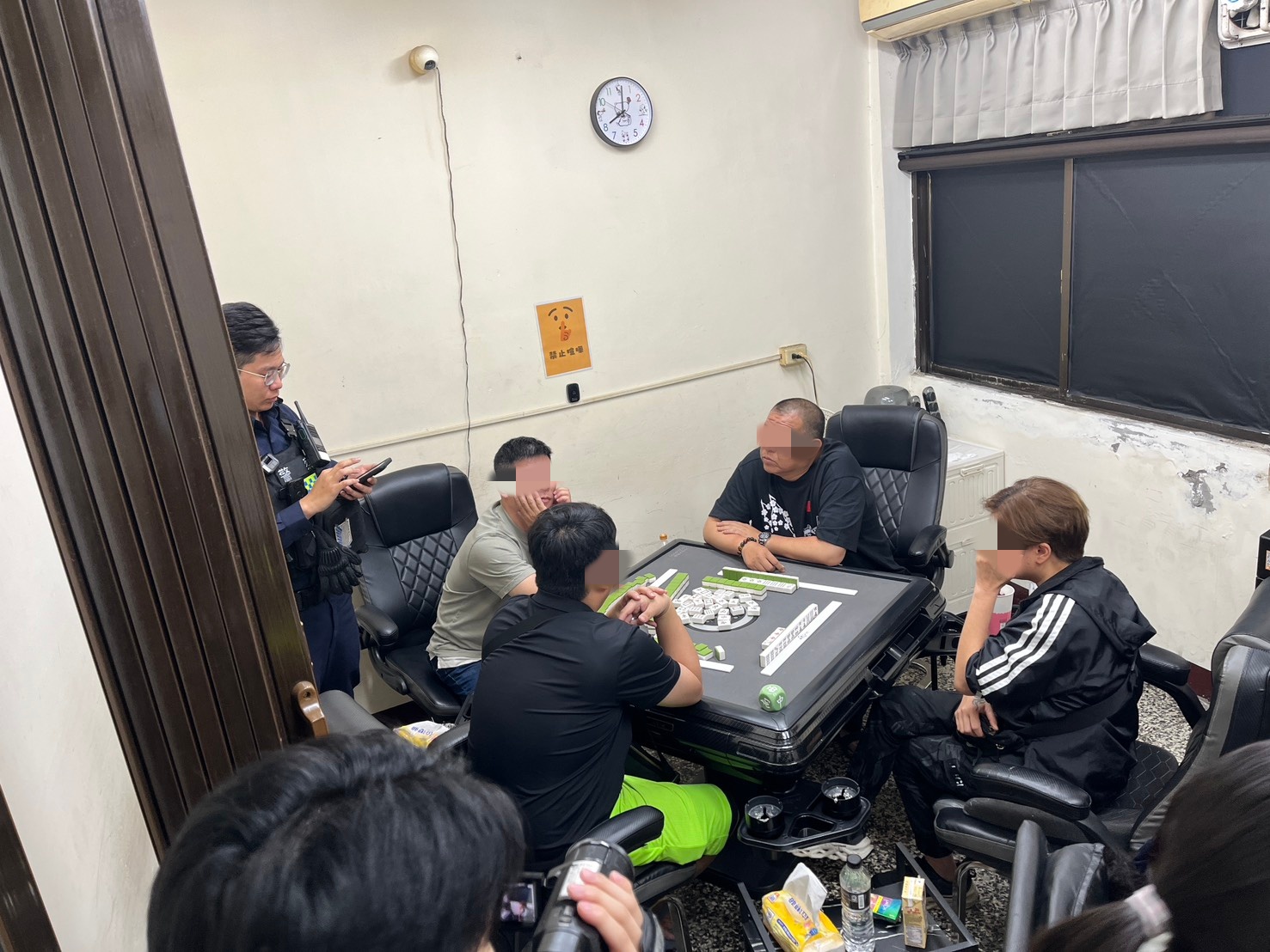 中壢警雷霆專案強力掃蕩! 破百件刑案逮32名通緝犯 中壢分局4月29日破獲一處職業麻將賭場,查獲負責人32歲郭姓女子及賭客12人,查扣賭資臺幣18萬餘元及相關賭具。(記者翻攝)