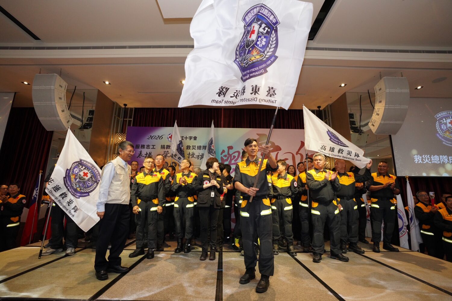 紅十字會表揚527位志工 救災總隊授旗強化「全台災害應變」量能 會中表揚投入去年台東馬太鞍溪堰塞湖溢流事件救援與復原工作的25位救災志工。(圖/記者翻攝)