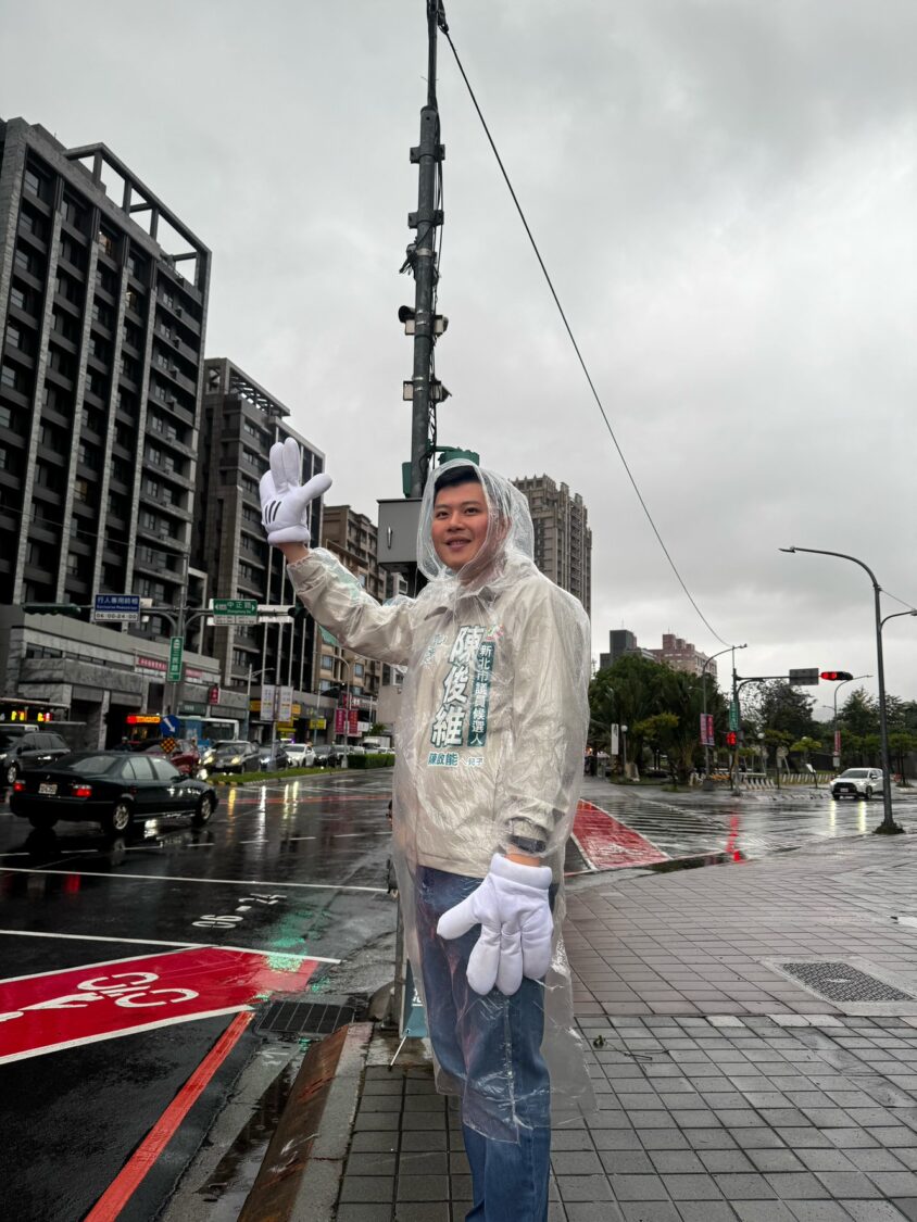 接棒父親拚基層!陳俊維站路口101天 感動於「母子民主教育」瞬間 接棒父親拚基層!陳俊維站路口101天 感動於「母子民主教育」瞬間