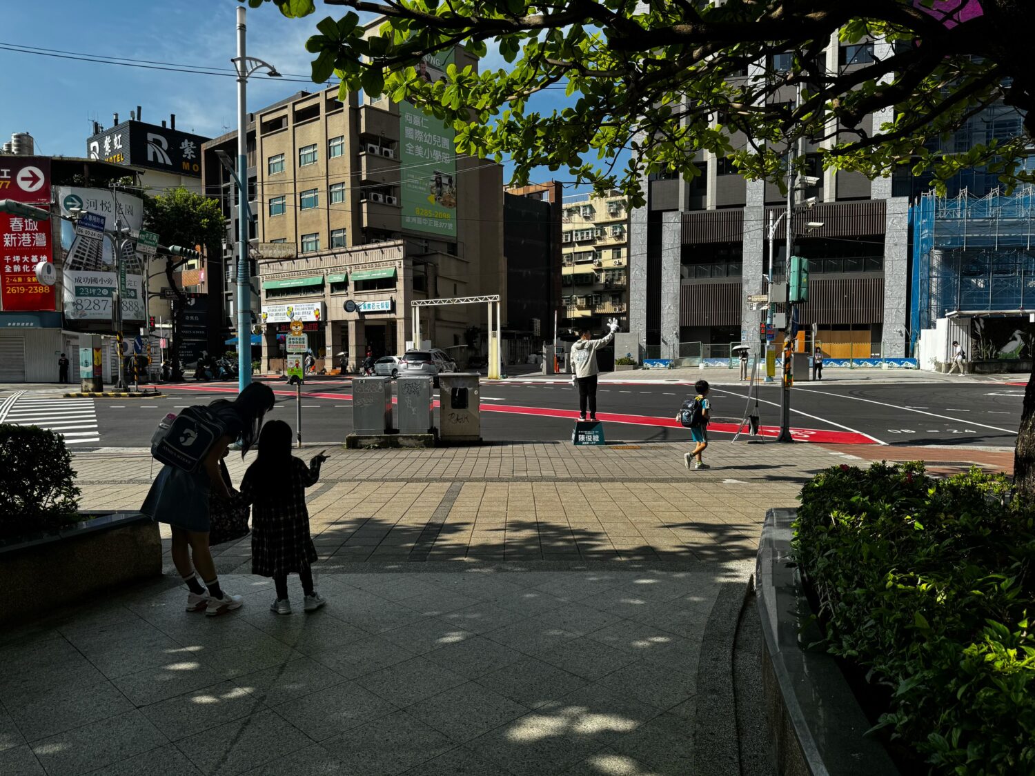 接棒父親拚基層!陳俊維站路口101天 感動於「母子民主教育」瞬間 接棒父親拚基層!陳俊維站路口101天 感動於「母子民主教育」瞬間