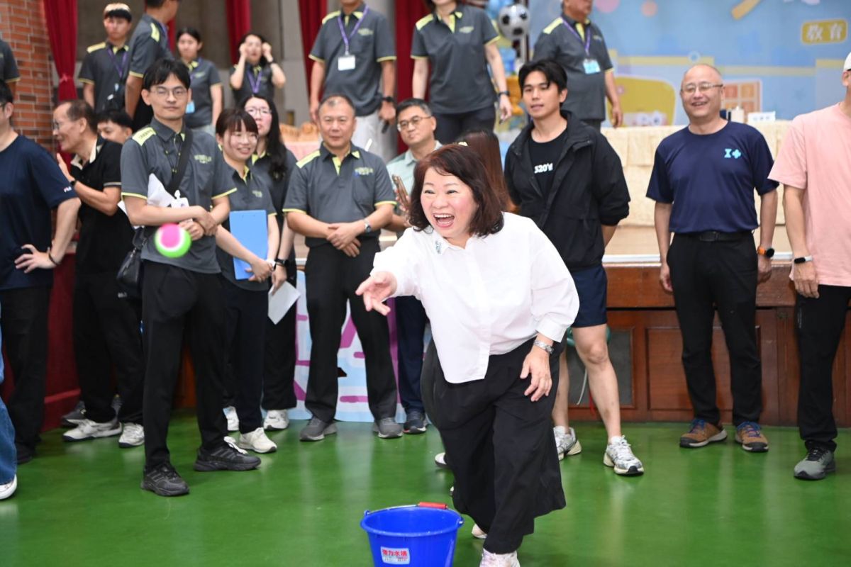 嘉義市府員工康樂運動會熱鬧登場 市長黃敏惠領軍暖身為同仁加油 嘉義市府員工康樂運動會熱鬧登場 市長黃敏惠領軍暖身為同仁加油