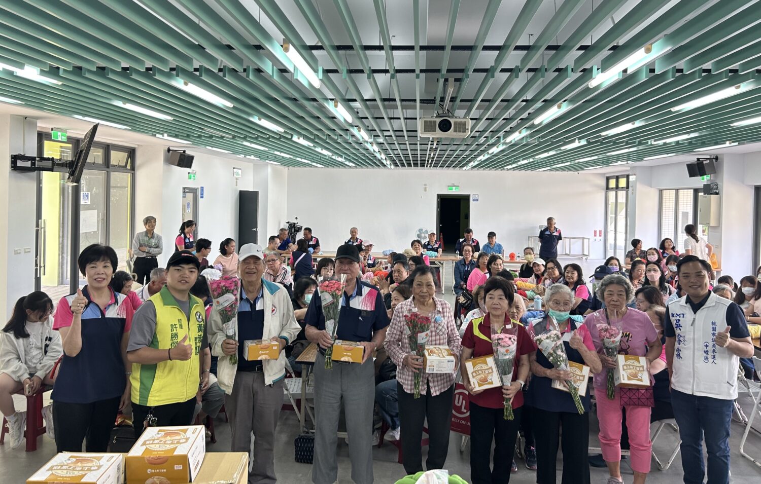 青埔社區慶母親節人潮滿滿 手作課程超溫馨 青埔社區慶母親節人潮滿滿 手作課程超溫馨