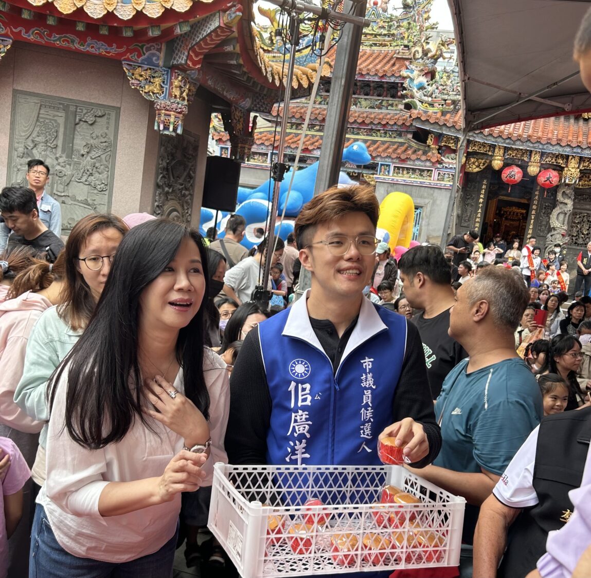 桃園景福宮推母親節活動超溫馨! 萬美玲:大廟不一樣了 立法委員萬美玲(左)與桃園市議員候選人佀廣洋(右)今天也到場支持,萬美玲表示,相比過去,桃園景福宮現在注入更多年輕活力。