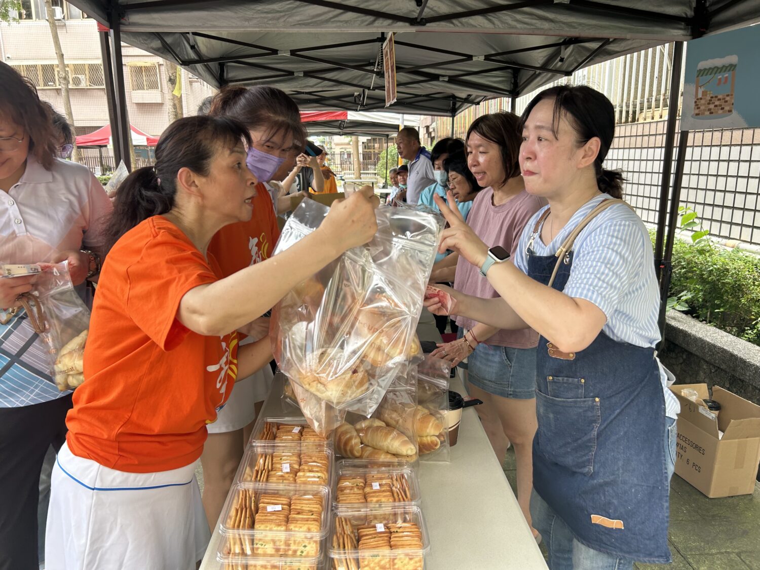 捐血不無聊! 桃園寶山里結合市集表演歡慶母親節 寶山里長黃寬量表示捐血活動通常較單調,結合園遊會能讓里民等待之餘也感受到樂趣。 (記者陳世軒攝)