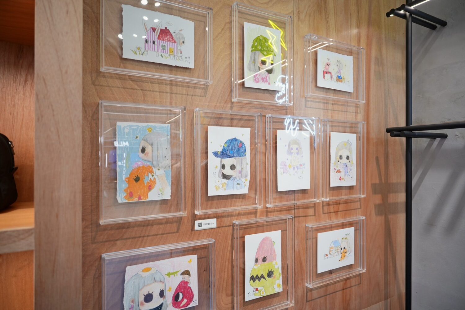 跨界 Art Toy 領域!SPORT b. 攜手 How2work 藝術家 Jessica Ng 展開 2026 春季奇幻特展 Jessica Ng畢業於新南威爾斯大學與TAFE NSW時裝設計學院,早期以服裝設計師身份踏入創意產業,其後創立個人品牌。(圖/業者 提供)