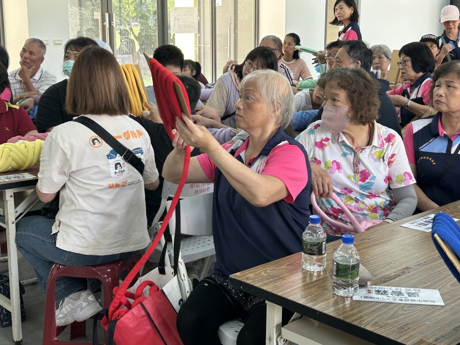 青埔社區慶母親節人潮滿滿 手作課程超溫馨 這次活動的手作主題「甜甜圈抱枕」難度適中,讓各年齡層都能夠挑戰,也能得到不同的樂趣。 (記者陳世軒攝)