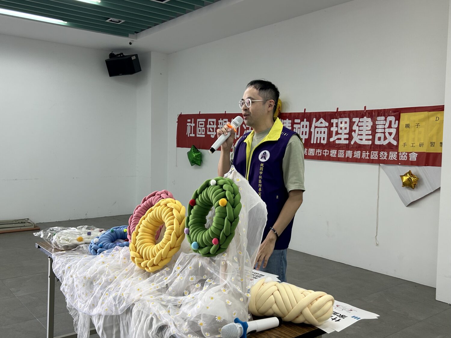 青埔社區慶母親節人潮滿滿 手作課程超溫馨 除了舉辦手作活動,社區發展協會也邀請講師張光偉進行家庭暴力防範的宣導,讓民眾在開心手作之餘,也能提高對家庭暴力的防範意識。(記者陳世軒攝)