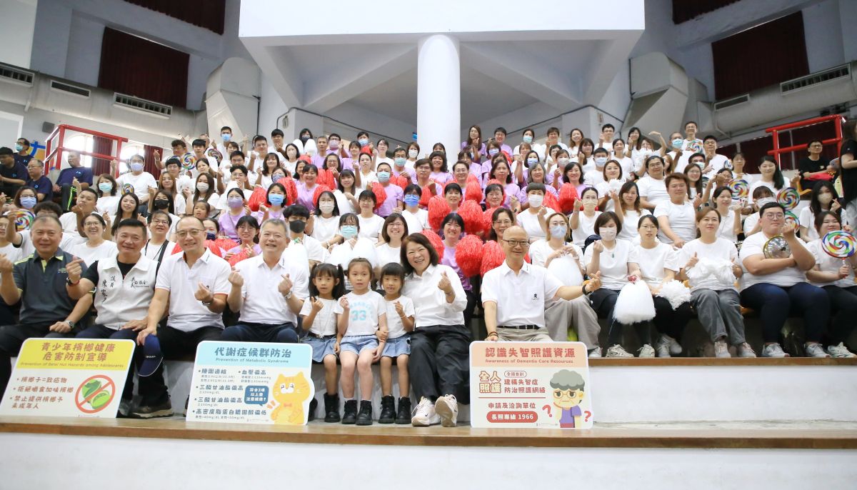 嘉義市府員工康樂運動會熱鬧登場 市長黃敏惠領軍暖身為同仁加油 嘉義市府員工康樂運動會熱鬧登場 市長黃敏惠領軍暖身為同仁加油