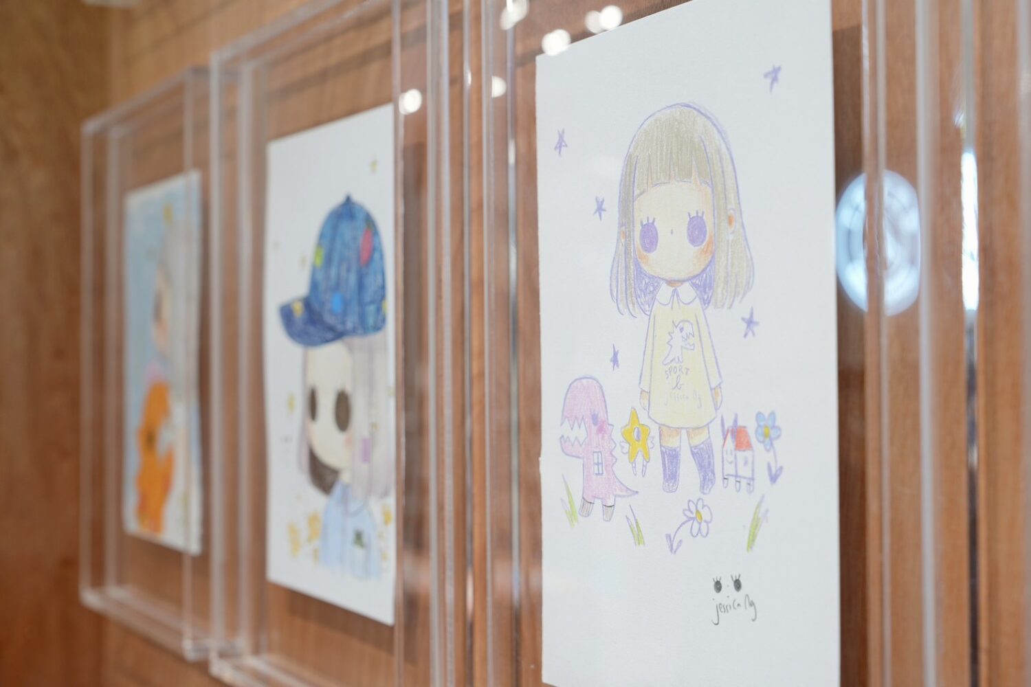 跨界 Art Toy 領域!SPORT b. 攜手 How2work 藝術家 Jessica Ng 展開 2026 春季奇幻特展 SPORT b. 於台中漢神洲際門市舉辦“When Estelle Meets Dino” 期間限定特展。(圖/業者 提供)