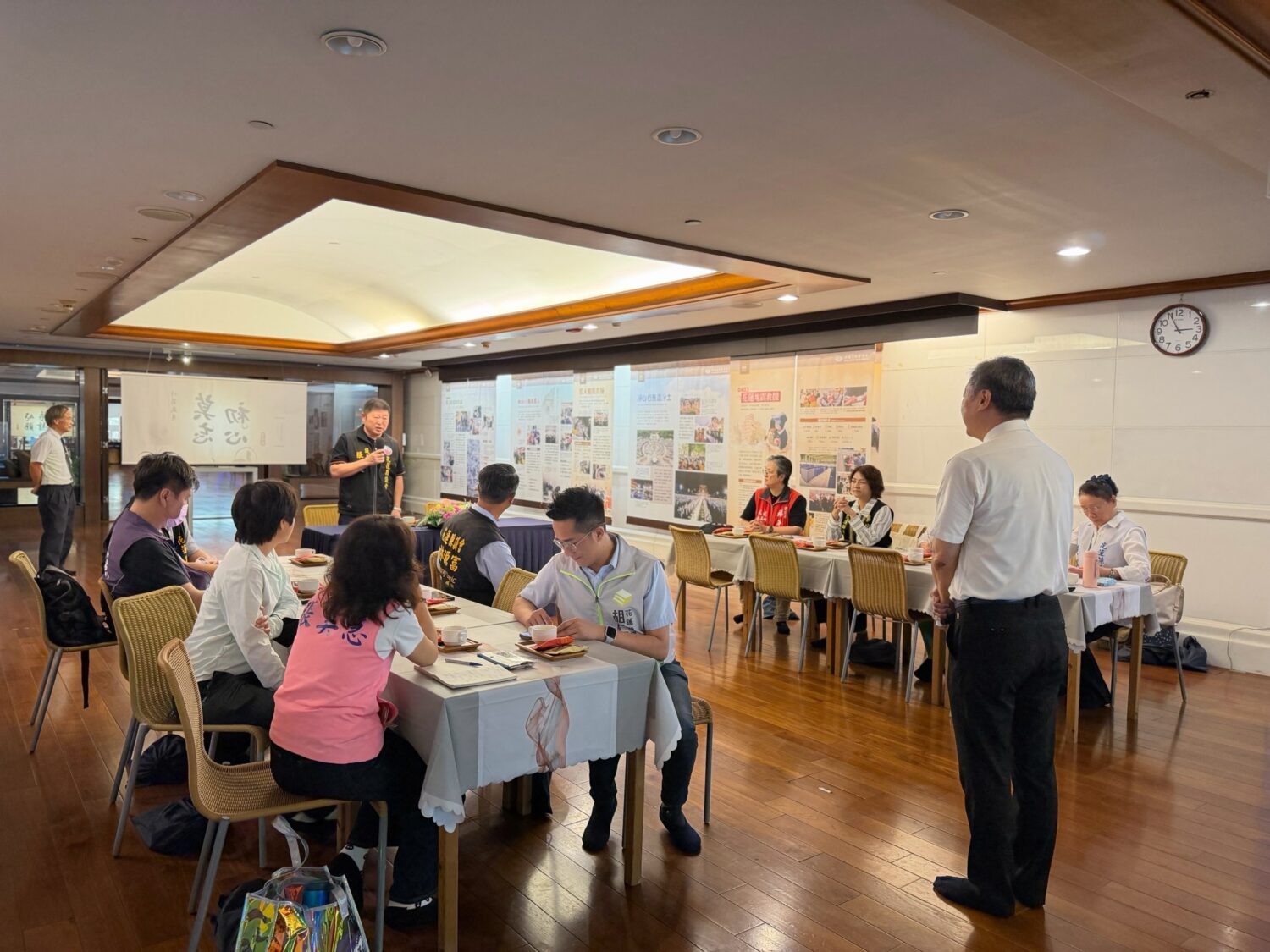 張峻率花蓮議員團拜訪慈濟 盼公私協力打造「防災韌性花蓮」 張峻(圖中著黑色外套站立者)強調未來花蓮縣政府與各鄉鎮公所應積極與慈濟防救災系統對接,建立更緊密的協調合作機制,讓官民力量能在災前、災中、災後無縫銜接。(圖/記者 趙靜姸翻攝)