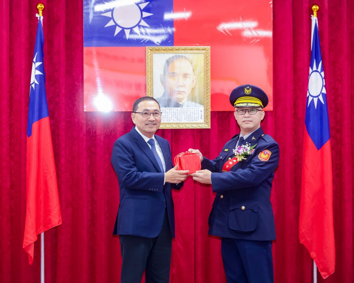 新北捷運警察隊成立 侯友宜支持違反慣性定律就盤查 圖/新北市長侯友宜授予新北市政府警察局捷運警察隊隊長廖國安印信。(新北市政府新聞局提供)