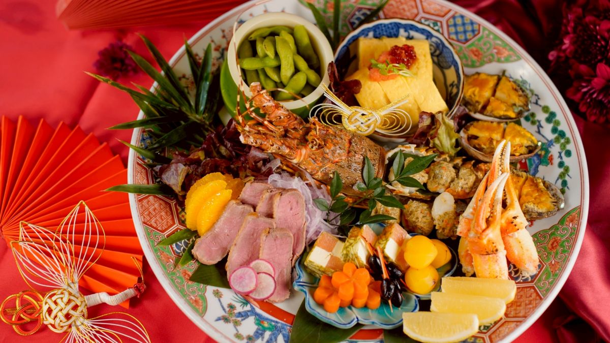 別被大桌菜綁架!莞固和食打造「質感輕圍爐」 小家庭爽嗑鱈場蟹 圖/「瑞祥錦皿八寸」如同一珠寶盒般華麗登場,每一口都蘊含著日本料理對新春的吉祥寓意,讓視覺與味覺同步沈浸在過年的喜悅中。(莞固和食 提供)