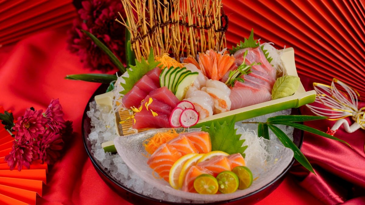 別被大桌菜綁架!莞固和食打造「質感輕圍爐」 小家庭爽嗑鱈場蟹 圖/「春彩四品造里」嚴選鮪魚、鮭魚、青魽與天使蝦,以當季最鮮美的漁獲,呈現生魚片最純粹的甘甜。(莞固和食 提供)