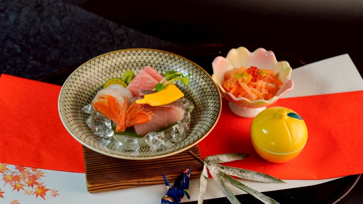 免飛日本!莞固和食「冬懷石」獻上松葉蟹與真鯛 千元級爽嗑紅白開運盛宴 圖/莞固和食冬懷石中的刺身盛合,選用油脂豐腴的黑鮪魚大腹,濃郁的脂香在口腔中迸發,與青甘魚的爽脆彈牙形成絕妙對比。(莞固和食 提供)