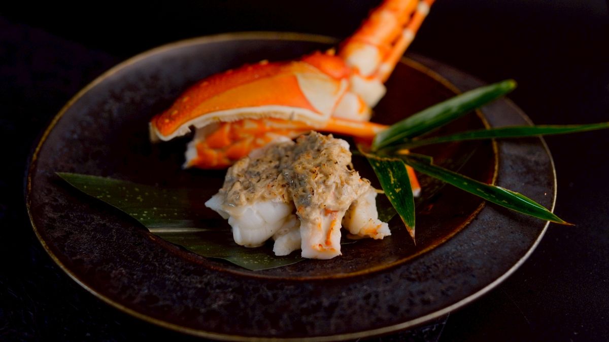 免飛日本!莞固和食「冬懷石」獻上松葉蟹與真鯛 千元級爽嗑紅白開運盛宴 圖/莞固和食將伊勢海老與松葉蟹佐以特製美乃滋進行焗烤,鮮甜多汁的蟹肉與蝦肉完美融合,鹹甜交織的奶香口感濃郁綿密,讓人吮指回味。(莞固和食 提供)