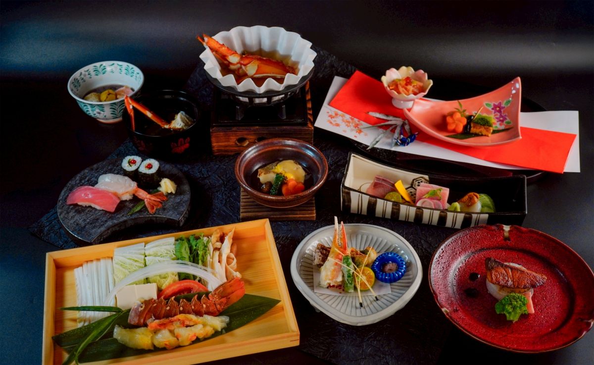 免飛日本!莞固和食「冬懷石」獻上松葉蟹與真鯛 千元級爽嗑紅白開運盛宴 圖/源自日本關西的正統和食品牌「莞固和食」,今年冬季特別結合日本傳統「食運」文化,全新推出季節限定的『冬懷石』料理。(莞固和食 提供)