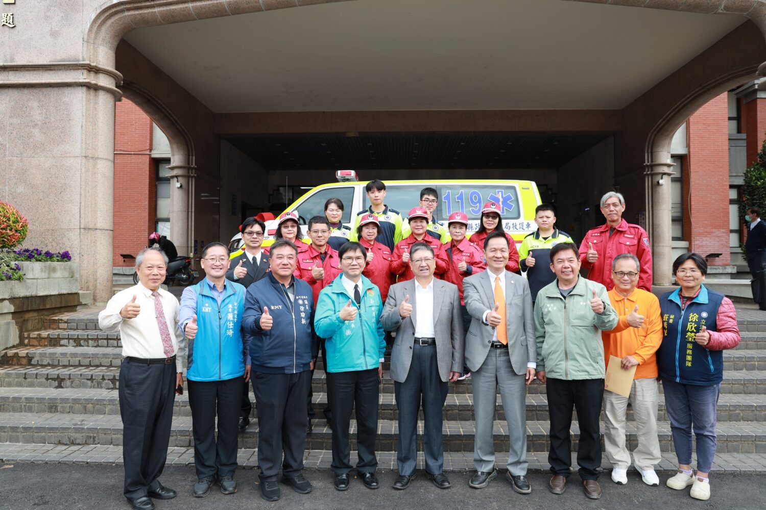 「企業善行挺消防」亞洲健康城捐贈救護車強化關西救護量能 亞洲健康城股份有限公司捐贈之全新救護車正式配置於關西消防分隊,縣長楊文科與亞洲健康城董事長彭培業,偕同消防人員、義消及地方民代共同合影,象徵公私協力強化在地緊急醫療救護量能。(圖/記者張家燁翻攝)