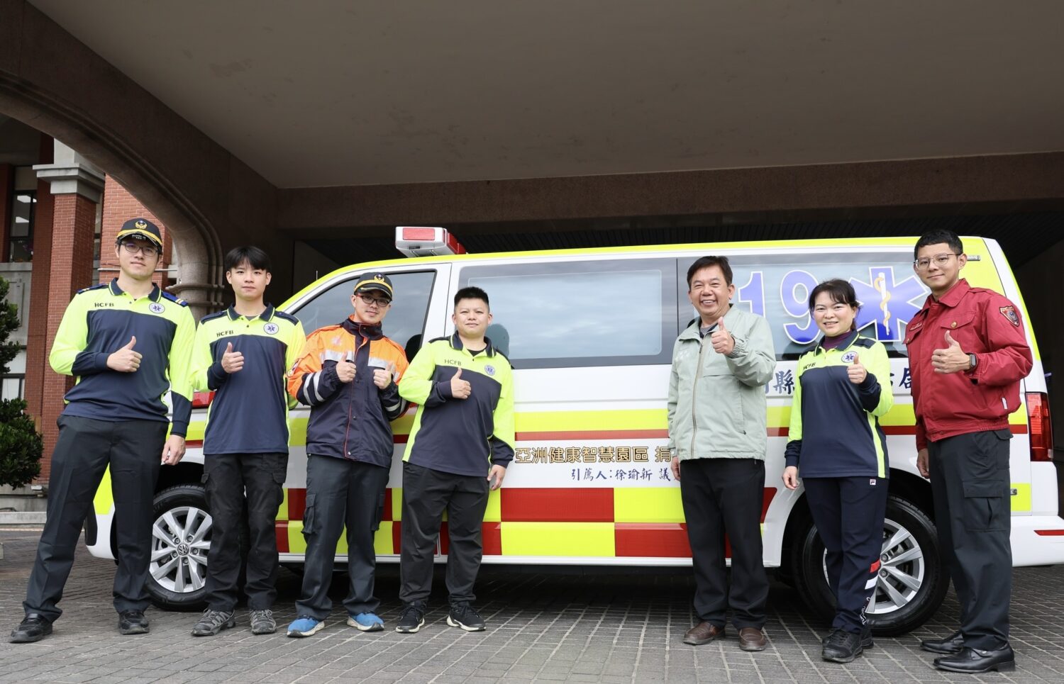 「企業善行挺消防」亞洲健康城捐贈救護車強化關西救護量能 關西鎮鎮長陳光彩(右三)與關西消防分隊消防人員、救護志工於亞洲健康城股份有限公司捐贈之全新救護車前合影,彰顯第一線救護體系量能提升,為守護鄉親生命安全再添關鍵助力。(圖/記者張家燁翻攝)